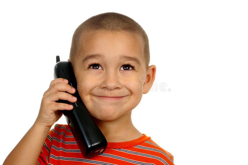 Junge, der am Telefon lächelt stockbild Junge, der am Telefon lächelt stockbild