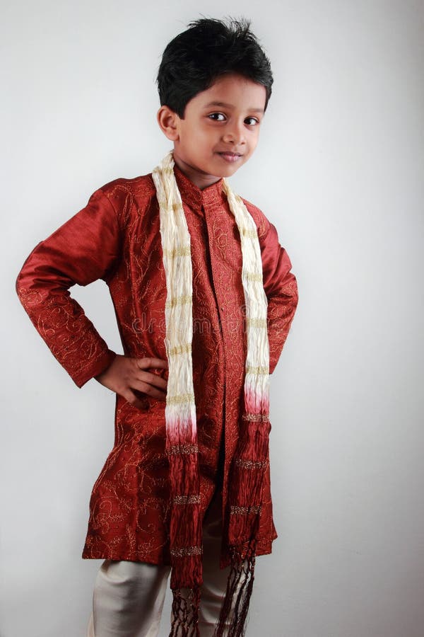 Junge, der traditionelles Kleid trägt stockbild Junge, der traditionelles Kleid trägt stockbild