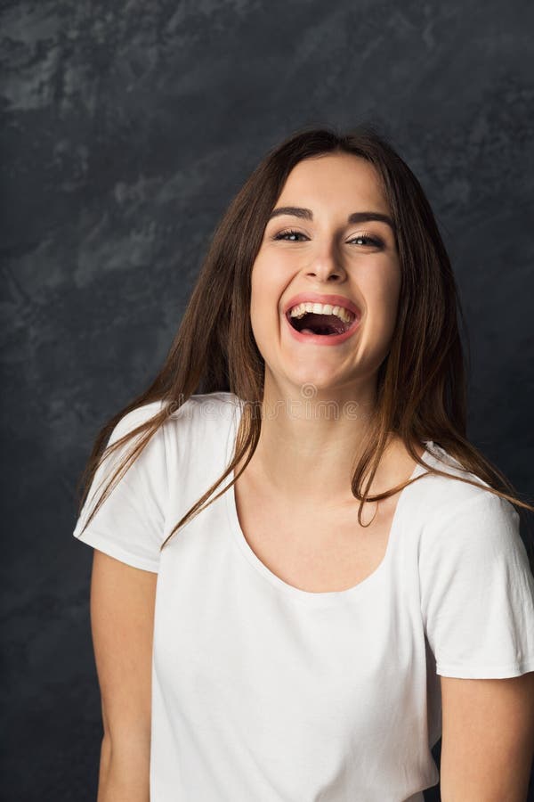 Junge, die attraktives Frauenporträt lachen lizenzfreies stockbild Junge, die attraktives Frauenporträt lachen lizenzfreies stockbild