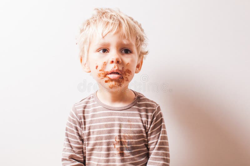 Junge eated Schokolade und hat schmutziges Gesicht stockbilder Junge eated Schokolade und hat schmutziges Gesicht stockbilder