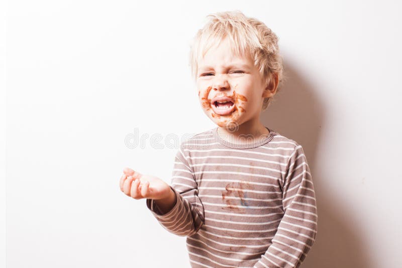 Junge eated Schokolade und wünscht mehr essen stockfotografie Junge eated Schokolade und wünscht mehr essen stockfotografie