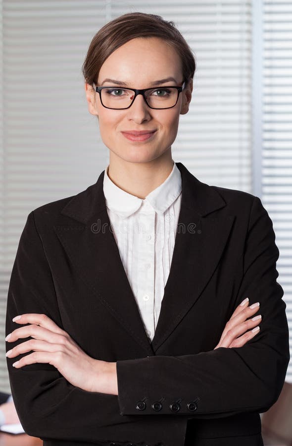 Junge elegante Frau, die im Büro arbeitet stockfoto Junge elegante Frau, die im Büro arbeitet stockfoto