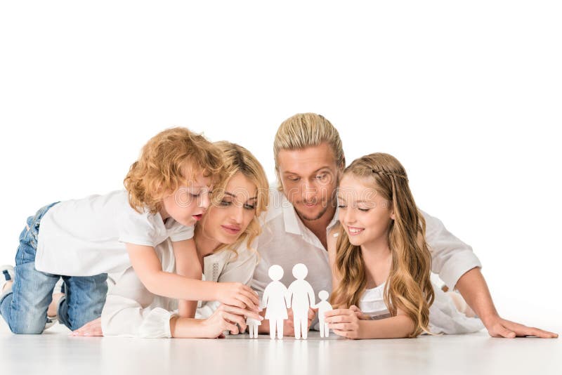 junge Eltern und Kinder mit Papierfamilie modellieren stockbild junge Eltern und Kinder mit Papierfamilie modellieren stockbild