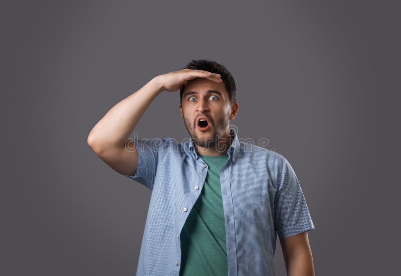 Junge entsetzter Kerl lizenzfreie stockfotos