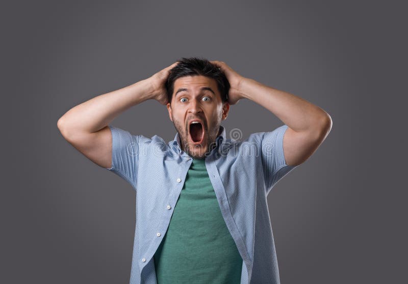 Junge entsetzter Kerl stockfoto