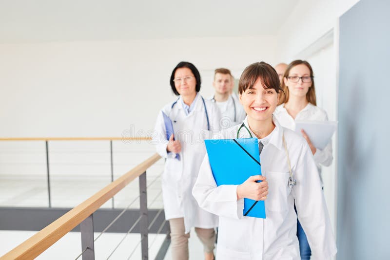 Junge erfolgreiche Frau mit Team stockbilder Junge erfolgreiche Frau mit Team stockbilder