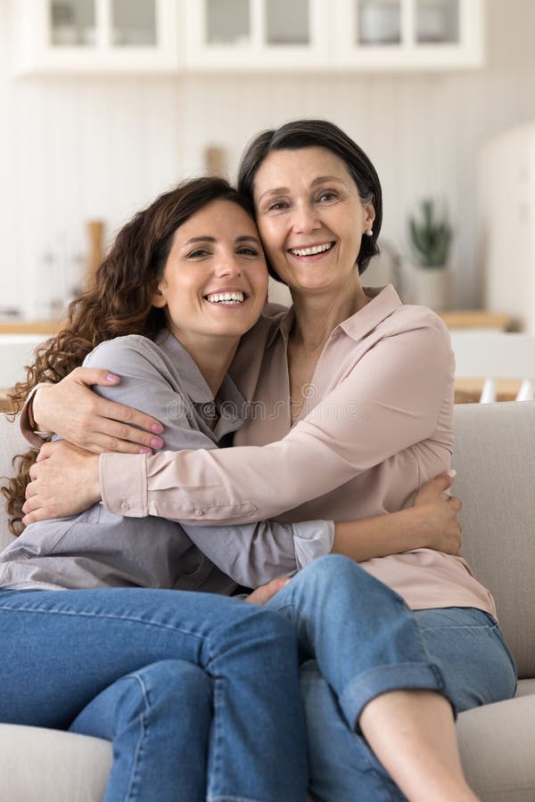 Junge erwachsene Frau Kind in den Armen stockfotografie