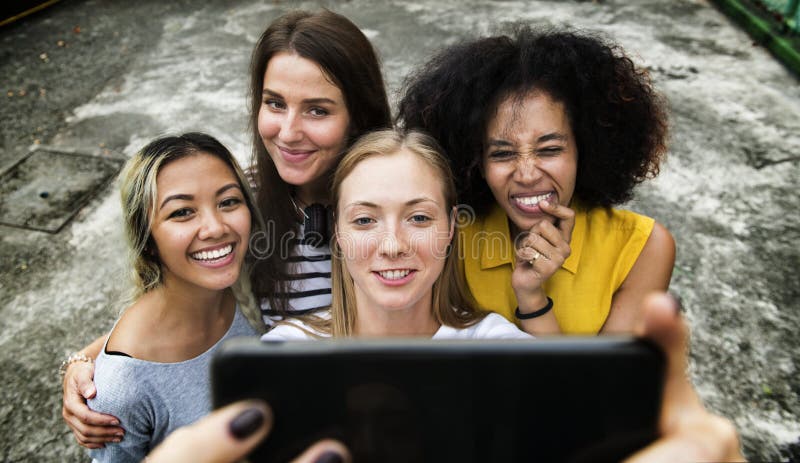 Junge erwachsene Freundinnen, die ein Gruppe selfie nehmen lizenzfreies stockfoto
