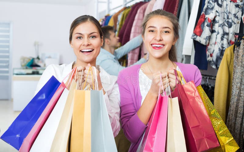 Junge Erwachsene mit Käufen im Shop stockfoto Junge Erwachsene mit Käufen im Shop stockfoto