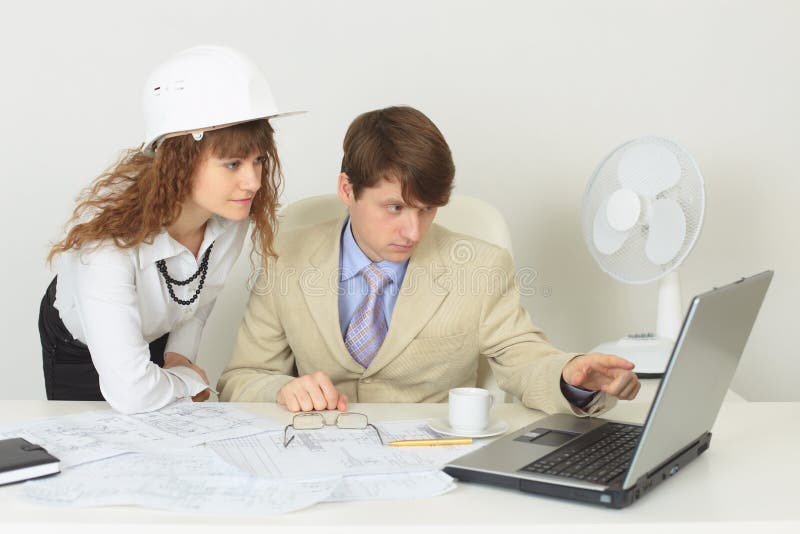 Junge Experten werden durch Arbeit im Büro besetzt lizenzfreie stockfotos Junge Experten werden durch Arbeit im Büro besetzt lizenzfreie stockfotos