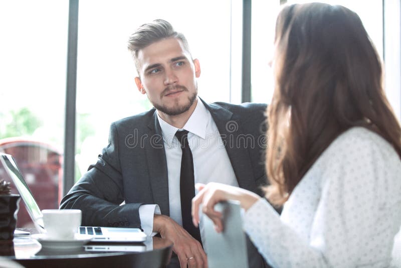 Junge Fachleutearbeit im modernen Büro Geschäftsmannschaft, die mit Start arbeitet lizenzfreies stockbild Junge Fachleutearbeit im modernen Büro Geschäftsmannschaft, die mit Start arbeitet lizenzfreies stockbild
