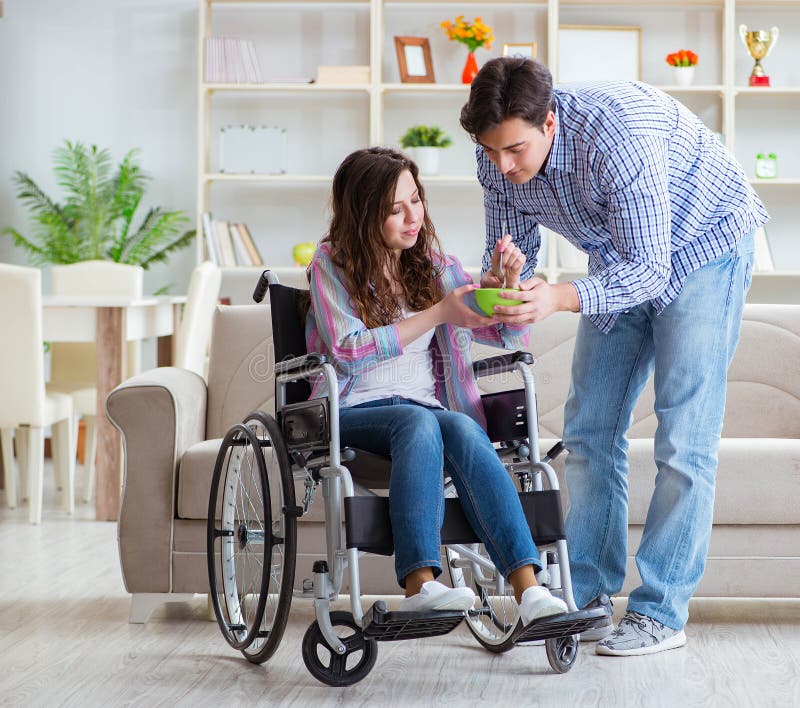 Junge Familie, die füreinander sorgt stockfoto