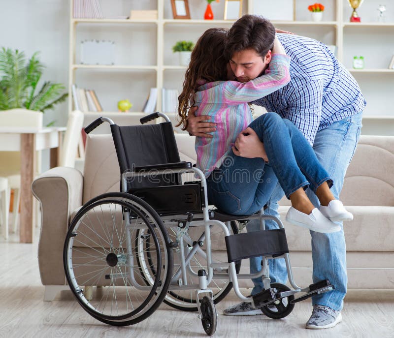 Junge Familie, die füreinander sorgt stockbild
