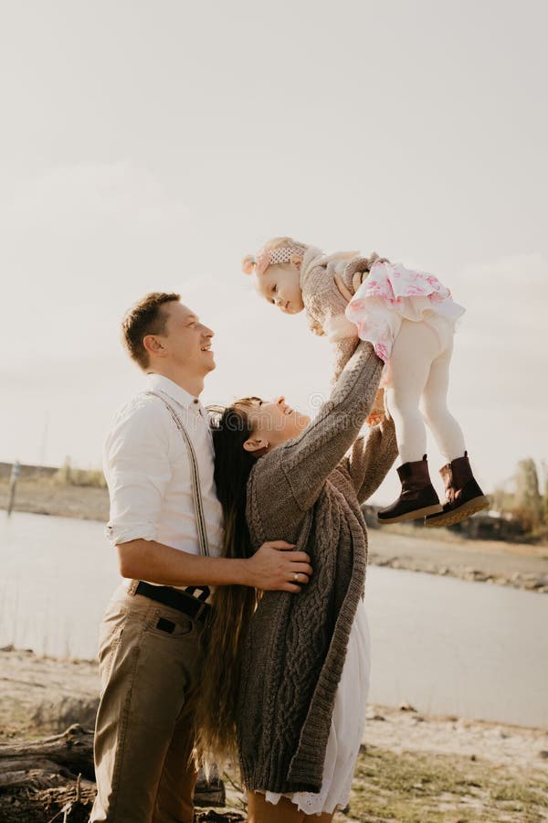 Junge Familie mit den Kindern, die den Spaß im Freien haben lizenzfreie stockfotos Junge Familie mit den Kindern, die den Spaß im Freien haben lizenzfreie stockfotos