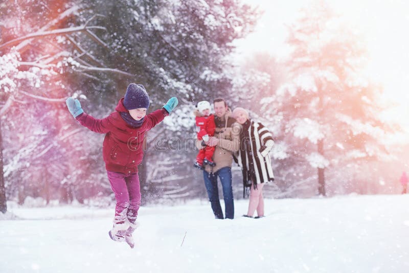 Junge Familie mit Kindern gehen in den Winterpark Winte lizenzfreie stockfotografie Junge Familie mit Kindern gehen in den Winterpark Winte lizenzfreie stockfotografie