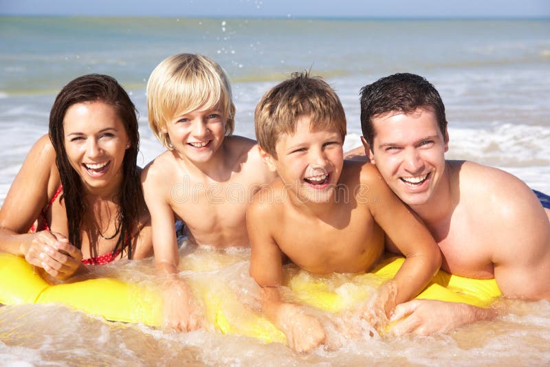 Junge Familienhaltung auf Strand Junge Familienhaltung auf Strand