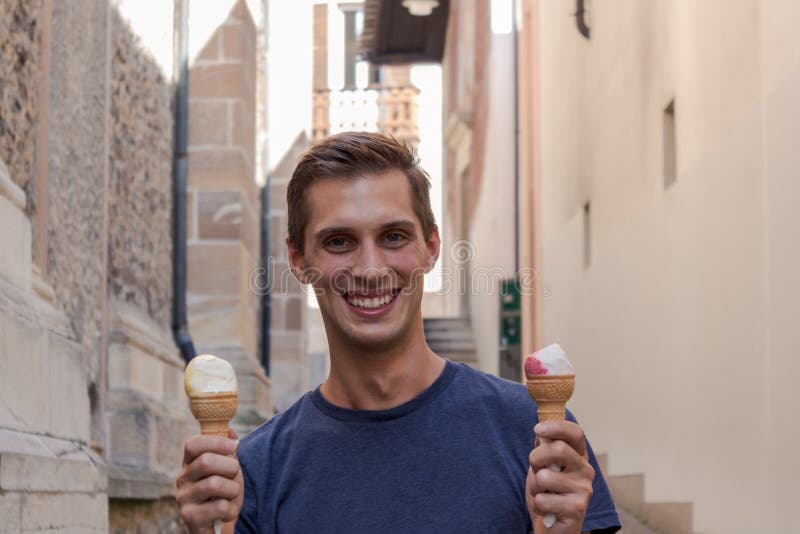 Junge Fleisch fressende Eiscreme in einer Gasse stockbild Junge Fleisch fressende Eiscreme in einer Gasse stockbild