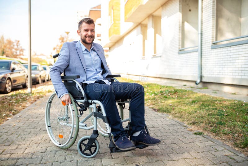 Junge forderten physikalisch Mann in seinem Rollstuhl heraus stockfotografie Junge forderten physikalisch Mann in seinem Rollstuhl heraus stockfotografie