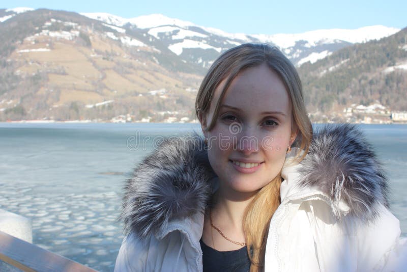 Junge Frau auf dem See Zell lizenzfreies stockfoto Junge Frau auf dem See Zell lizenzfreies stockfoto