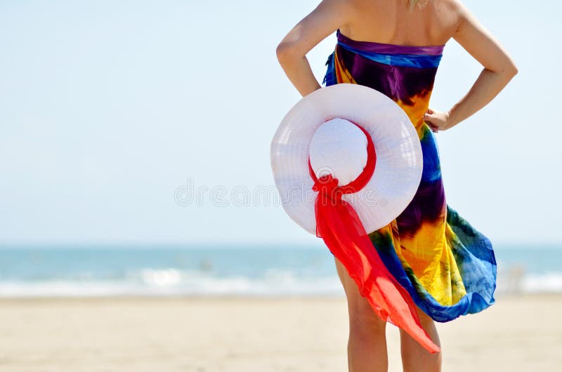 Junge Frau auf dem Strand am Sommer lizenzfreie stockfotografie Junge Frau auf dem Strand am Sommer lizenzfreie stockfotografie