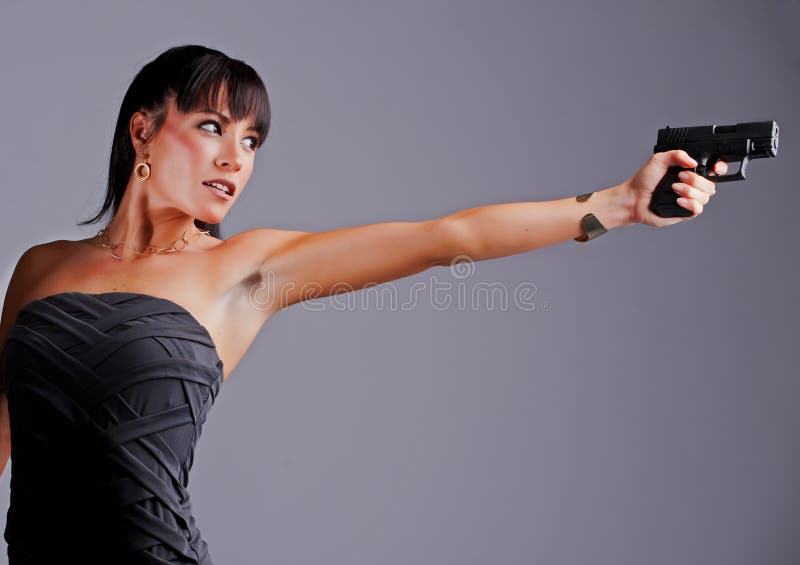 Junge Frau Bautiful, die eine Pistole zielt