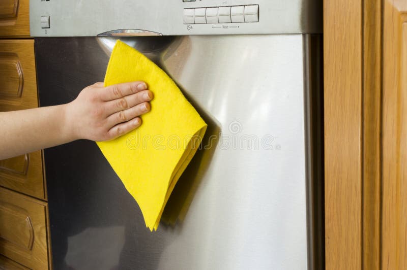 Säubern der Spülmaschine lizenzfreie stockbilder Säubern der Spülmaschine lizenzfreie stockbilder