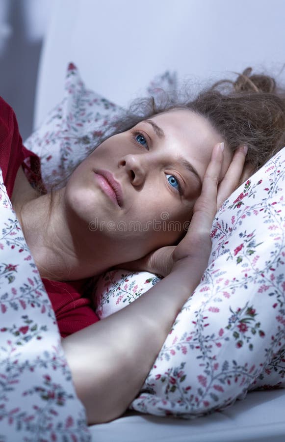 Junge Frau, die allein lebt stockbild Junge Frau, die allein lebt stockbild