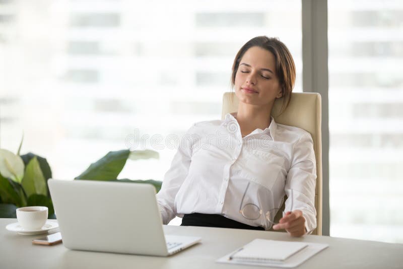 Junge Frau, die Bruch auf bequemem ergonomischem weg genießend sich entspannt stockfotografie Junge Frau, die Bruch auf bequemem ergonomischem weg genießend sich entspannt stockfotografie