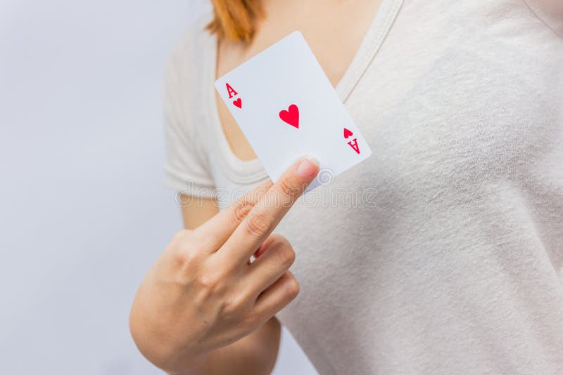 Junge Frau, die in der Hand Pokerkarte mit Kombination von voll hält stockfoto Junge Frau, die in der Hand Pokerkarte mit Kombination von voll hält stockfoto