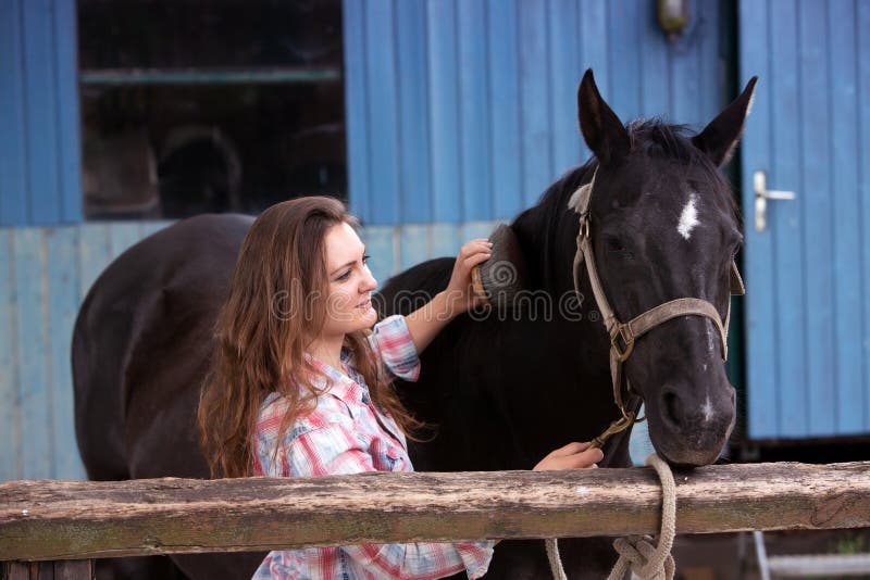 Junge Frau, die draußen mit ihrer Rappe steht lizenzfreie stockfotografie Junge Frau, die draußen mit ihrer Rappe steht lizenzfreie stockfotografie