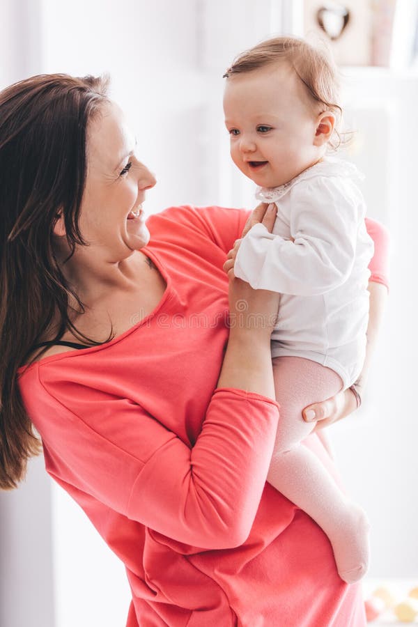 Baby In Einer Windel, Die Auf Dem Boden Sitzt Stockbild ...