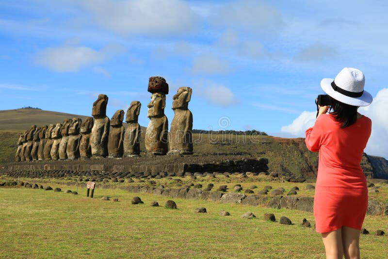 Junge Frau, die Fotos der berühmten Moai-Statuen bei Ahu Tongariki auf Osterinsel macht stockbilder Junge Frau, die Fotos der berühmten Moai-Statuen bei Ahu Tongariki auf Osterinsel macht stockbilder