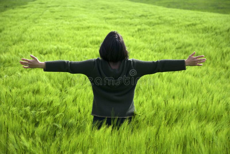 Junge Frau, die Freiheit und Liebe für Natur ausdrückt stockfoto Junge Frau, die Freiheit und Liebe für Natur ausdrückt stockfoto