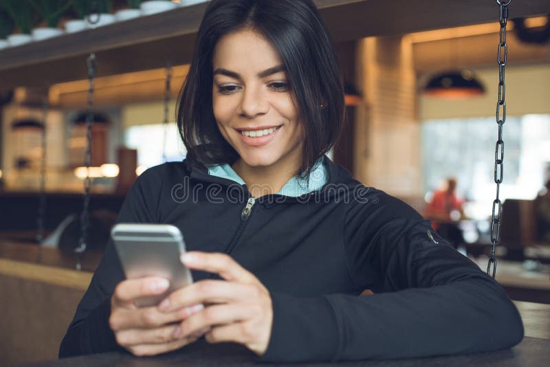 Download Junge Frau, Die Gesunden Lebensstil Der Innensportkleidung Sitzt Stockbild - Bild von paßsitz, kaukasisch: 96930439