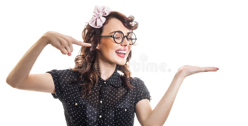 Junge Frau, die an Hand mit ihrem Finger etwas zeigt lizenzfreie stockfotografie Junge Frau, die an Hand mit ihrem Finger etwas zeigt lizenzfreie stockfotografie