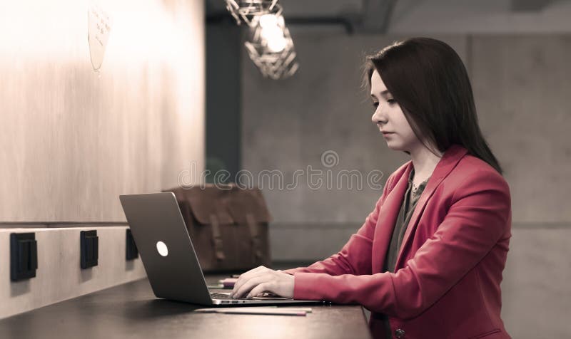 Junge Frau, die am hölzernen Stangen-Zähler arbeitet lizenzfreie stockfotografie Junge Frau, die am hölzernen Stangen-Zähler arbeitet lizenzfreie stockfotografie