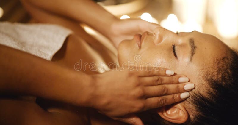 Junge Frau, die ihr Gesicht massiert lizenzfreie stockfotografie Junge Frau, die ihr Gesicht massiert lizenzfreie stockfotografie