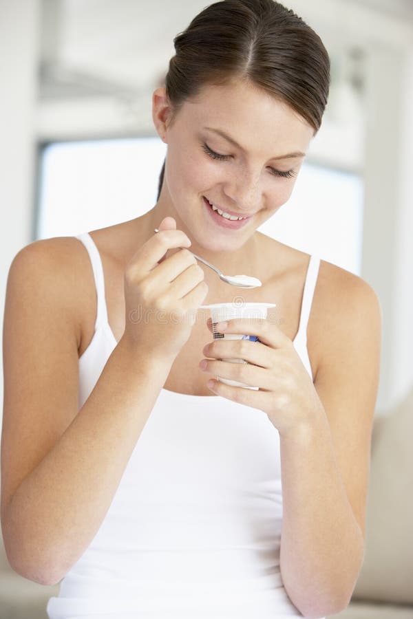 Junge Frau, die Joghurt isst stockfotos Junge Frau, die Joghurt isst stockfotos