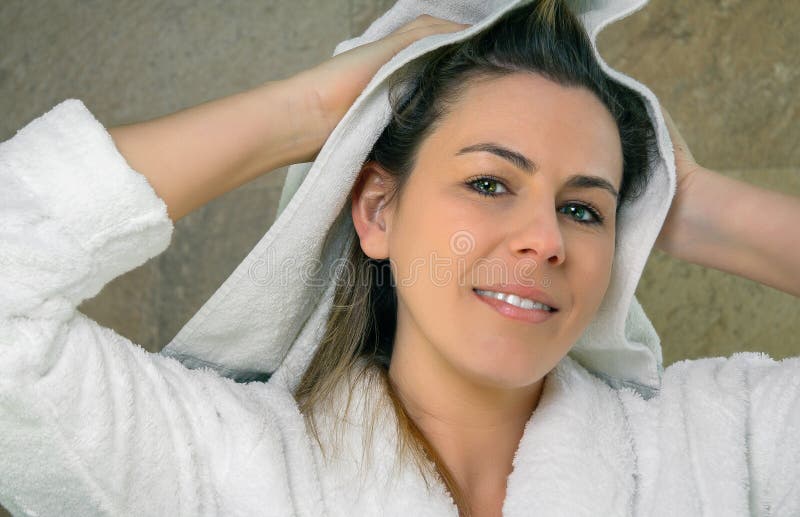 Junge Frau, die nasses Haar mit einem Tuch abwischt stockfotos Junge Frau, die nasses Haar mit einem Tuch abwischt stockfotos