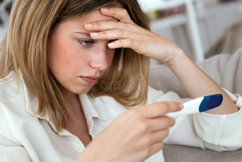 Junge Frau, die niedergedrückt und nachdem zu Hause Schwangerschaftstestergebnis traurig sich fühlt, betrachtet worden ist stockfotos Junge Frau, die niedergedrückt und nachdem zu Hause Schwangerschaftstestergebnis traurig sich fühlt, betrachtet worden ist stockfotos