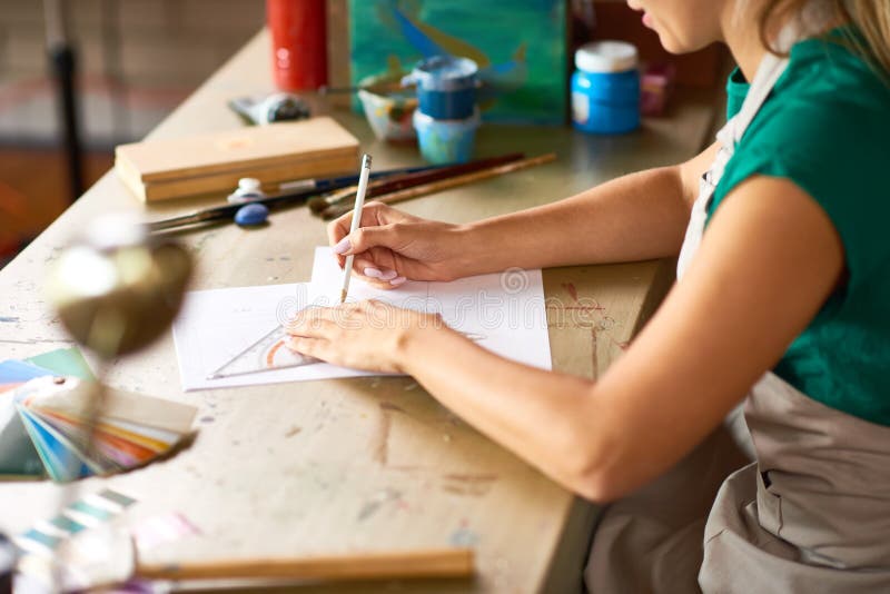 Junge Frau, die oben DIY-Projekt-Abschluss plant lizenzfreie stockbilder Junge Frau, die oben DIY-Projekt-Abschluss plant lizenzfreie stockbilder