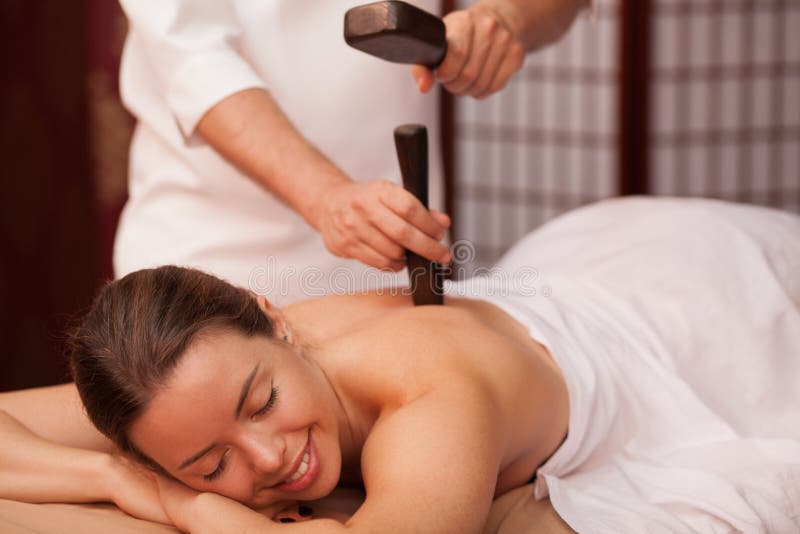 Junge Frau, die professionelle thailändische Massage genießt lizenzfreie stockbilder Junge Frau, die professionelle thailändische Massage genießt lizenzfreie stockbilder