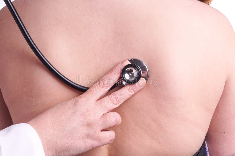 Junge Frau, die Prüfung für Pneumonie durch ihren Hausarzt ist lizenzfreie stockfotografie Junge Frau, die Prüfung für Pneumonie durch ihren Hausarzt ist lizenzfreie stockfotografie
