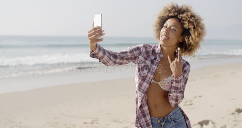 Junge Frau Die Selfie Auf Dem Strand Tut Stockfoto Bild Von Ferien Spanien 64403516