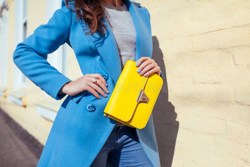 Junge Frau, die stilvolle Handtasche hält und modischen blauen Mantel trägt Frühlingsfrauenkleider und -zusätze Art und Weise stockfoto Junge Frau, die stilvolle Handtasche hält und modischen blauen Mantel trägt Frühlingsfrauenkleider und -zusätze Art und Weise stockfoto