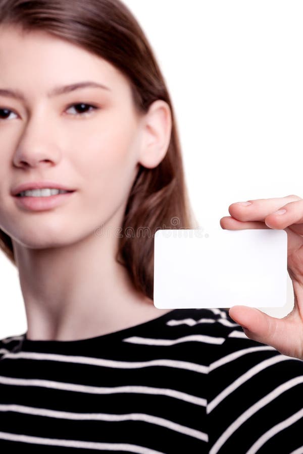Junge Frau, die unbelegte Visitenkarte anhält lizenzfreie stockfotografie Junge Frau, die unbelegte Visitenkarte anhält lizenzfreie stockfotografie