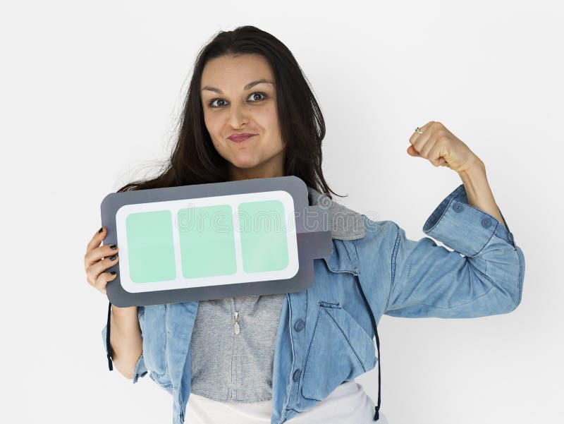 Junge Frau, die volle Batterie auf ihrer Hand hält lizenzfreies stockbild Junge Frau, die volle Batterie auf ihrer Hand hält lizenzfreies stockbild