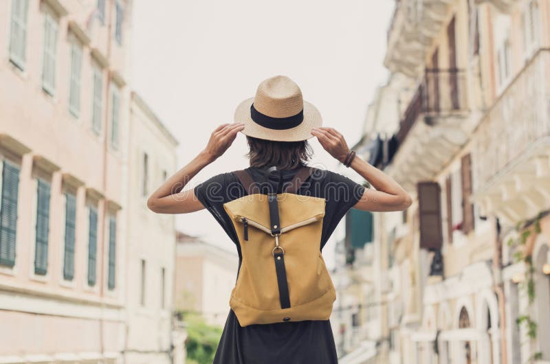 Junge Frau, die während des Urlaubs in der Altstadt spazieren geht, fröhliches Studentenmädchen, das im Sommer im Ausland reist un stockbilder