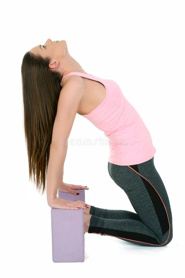 Junge Frau, die Yoga, Ushtrasana-Kamel-Haltung tut stockbilder Junge Frau, die Yoga, Ushtrasana-Kamel-Haltung tut stockbilder