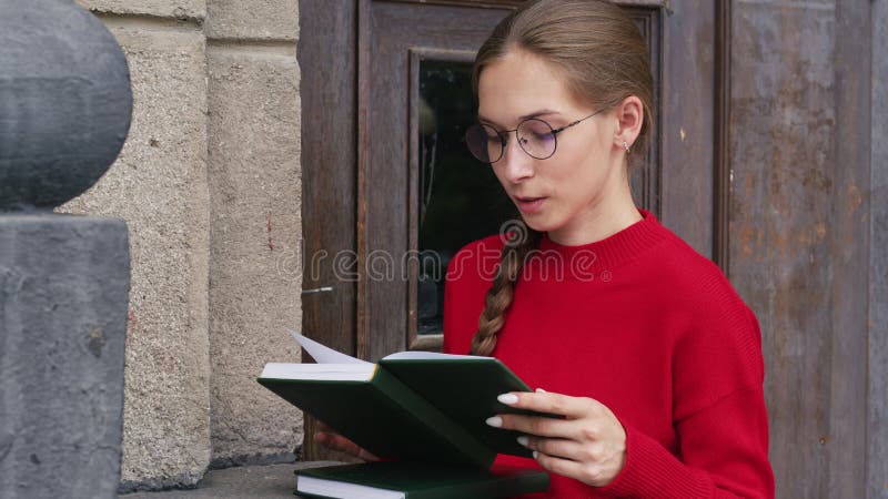 Junge Frau durchsucht die tägliche Todo-Liste im Tagebuch